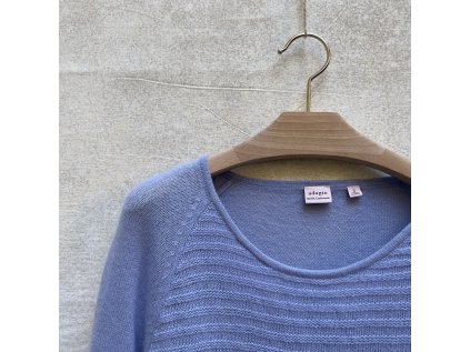 Světle modrý žebrovaný svetr ze 100% kašmíru