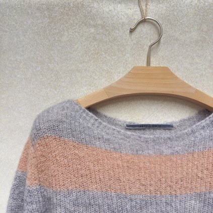 Pruhovaný svetr s mašličkou na zádech a podílem mohéru