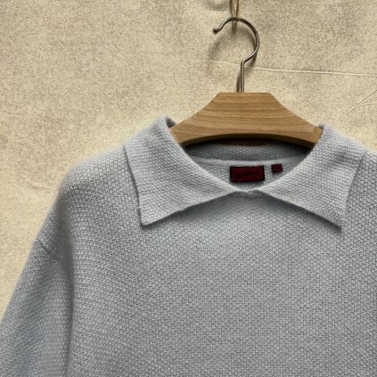Vousatý angorák s límečkem barvy baby blue