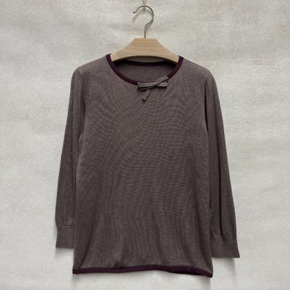 Mocha mousse svetřík z hedvábí, kašmíru a vlny s vínovým lemem