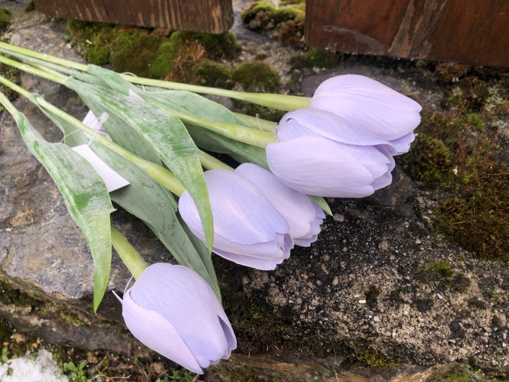 Umělé fialové tulipány