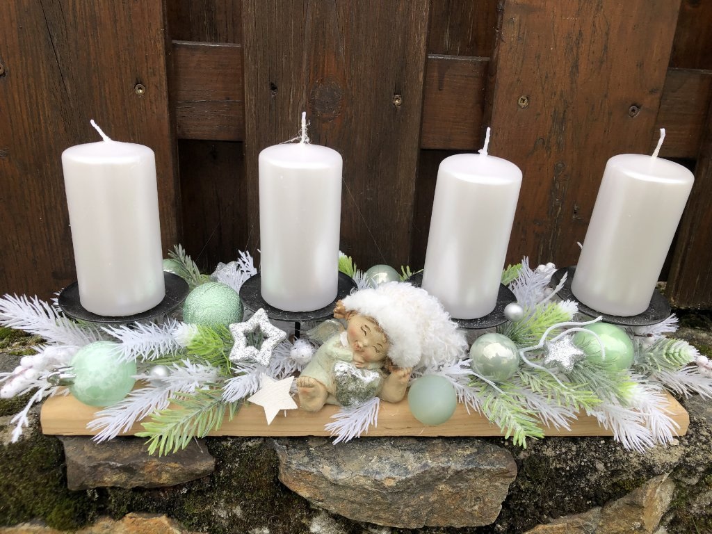 Adventní svícen s LED osvětlením a figurkou na parapetu