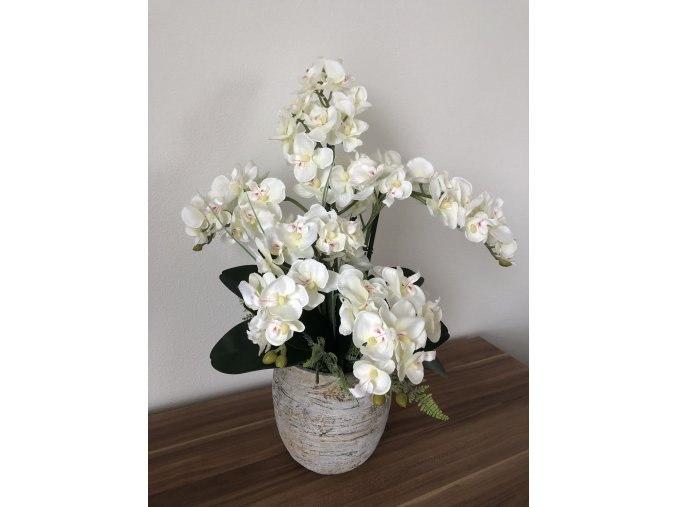 Umělá bílá orchidej v květináči
