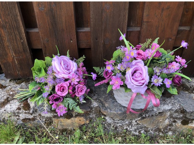 Dekorace na hrob s růžemi a kytice do vázy