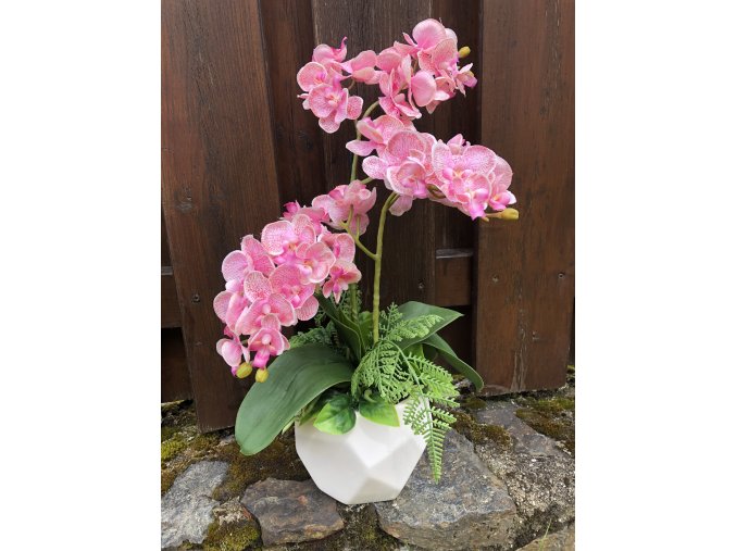 Růžová umělá orchidej v bílém květináči