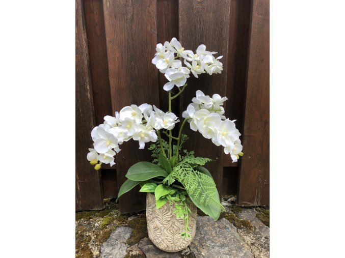 Umělá bílá orchidej v dekorativním květináči