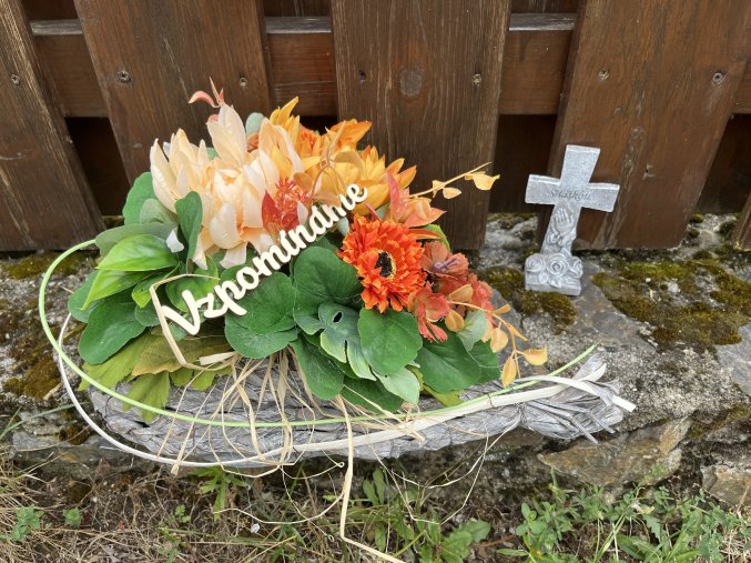 Dušičky Srdce na hrob s květinami a kříž na postavení s nápisem
