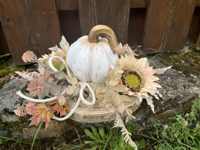 Podzimní dekorace s bílou dýní