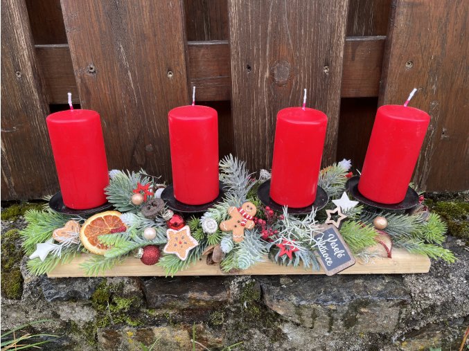 Adventní svícen na stůl s červenými svíčkami, perníčky a LED světýlky