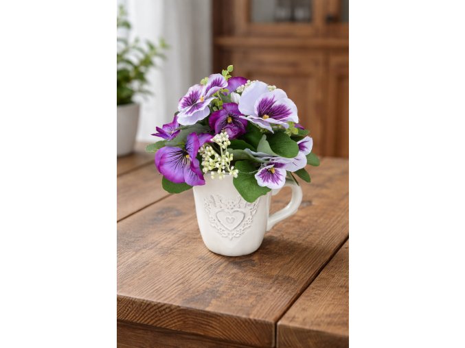 Květinová dekorace macešky v keramickém džbánku