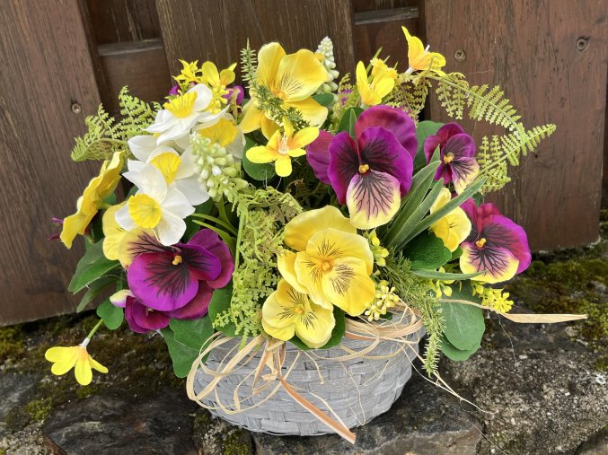 Dekorace na hrob s umělými žlutými maceškami