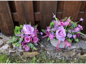 Dekorace na hrob s růžemi a kytice do vázy