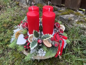 Adventní svícen kulatý s červenými svíčkami a LED světýlky