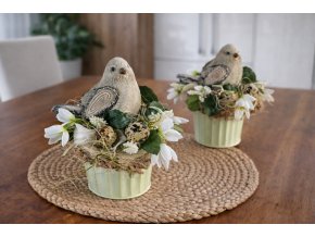 Jarní dekorace páček v plechovém obalu