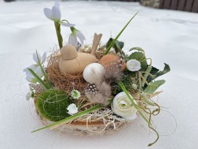 Jarní dekorace na stůl dřevěný ptáček v hnízdě