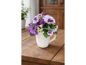 Květinová dekorace macešky v keramickém džbánku