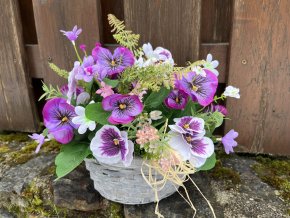 Jarní dekorace na hrob fialové umělé macešky