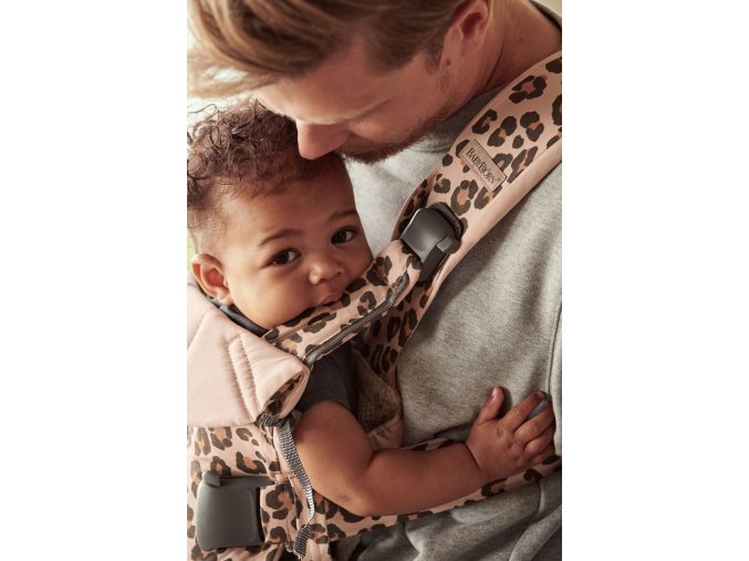 Babybjorn nosič ONE Beige/Leopard Cotton