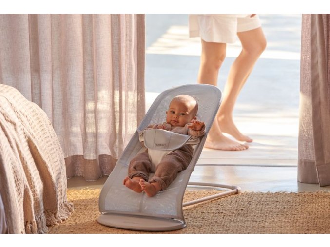 Lehátko Babybjorn Balance Soft Silver white mesh svetlá konštrukcia