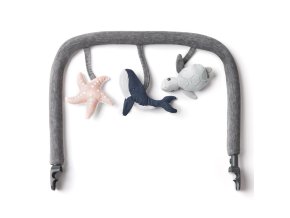 ERGOBABY EVOLVE hračka na lehátko - Ocean wonders - Charchoal grey