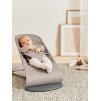 BABYBJÖRN Lehátko Bliss Cotton, Sand Grey s hračkou