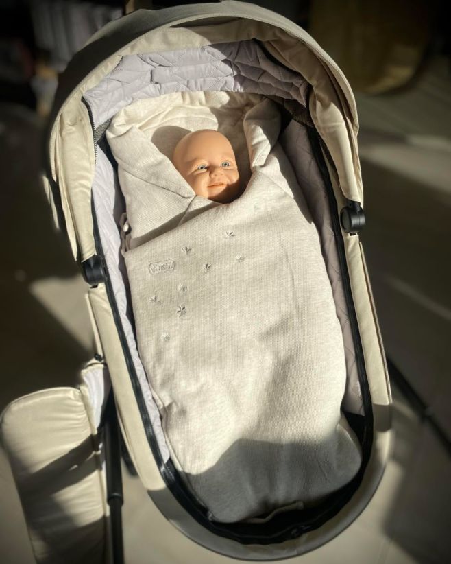 VOKSI WOOL WRAP zavinovačka a fusak v jednom Voksi® Wool wrap Útulná, mäkká, vlnená zavinovačka Voksi, ktorá zaistí, že...