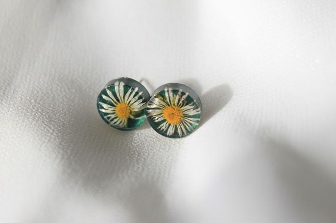 Sedmikrásky z naší zahrady🌼 Ručně vyrobené náušničky - puzety z pryskyřice a kvalitní chirurgické oceli. Naprosto...