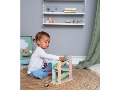 Dieťa sa hrá s drevenou autíčkovou dráhou Jabadabado v interiéri