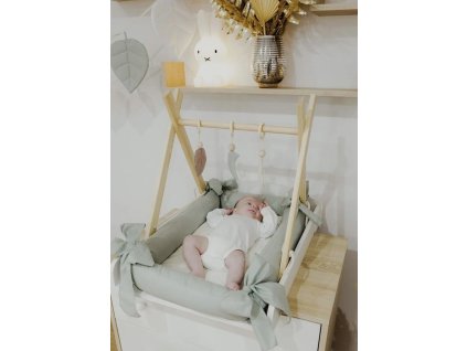 Hrazda pre bábätko Natural na komodu alebo zem – bábätko ležiace pod hrazdou pri hre