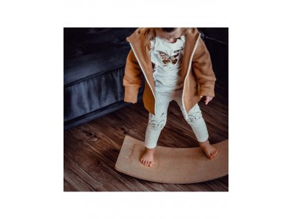 Hojdacia balančná doska Junior 64 × 30 cm – dieťa stojace na doske pri hre