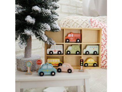 Drevené pastelové autíčka a značky uložené v poličke