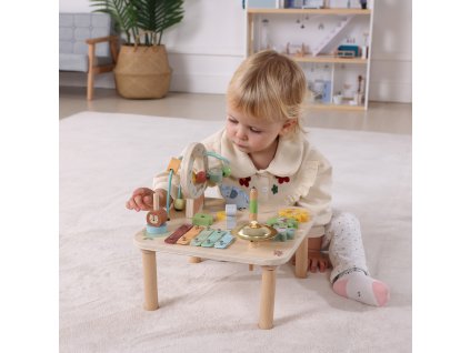Aktivity stolík pre najmenších Pastel – dieťa pri hre