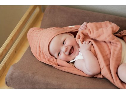 Dieťa zabalené v mušelínovej osuške s kapucňou Jollein Rosewood