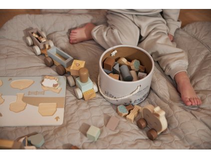 Drevené farmárske stavebné bloky Jollein pri hre dieťaťa