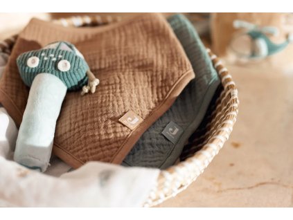 Mušelínové detské podbradníky Jollein v košíku s detskými doplnkami