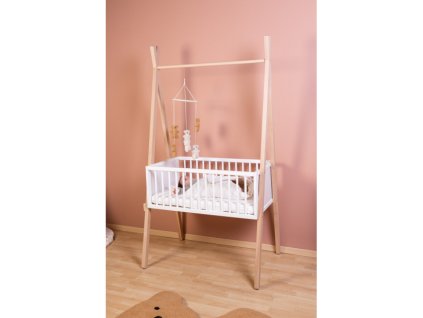 Drevená postieľka Tipi Childhome v detskej izbe s jemnou dekoráciou