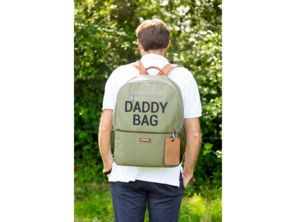 Prebaľovací batoh Daddy Bag Canvas Khaki nosený na chrbte dospelého muža v exteriéri