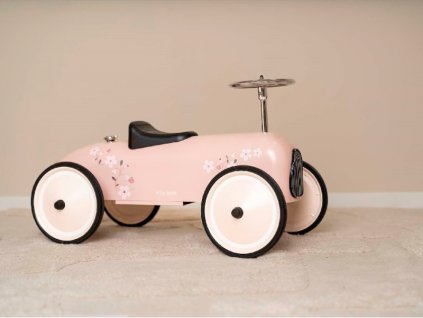 Dievčenské drevené odrážadlo Little Dutch Retro Auto Pink postavené v interiéri