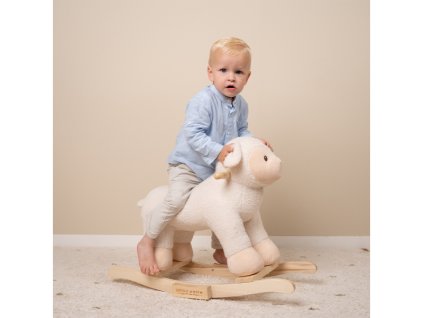 Dieťa sediace na drevenej hojdacej ovečke Little Dutch v interiéri
