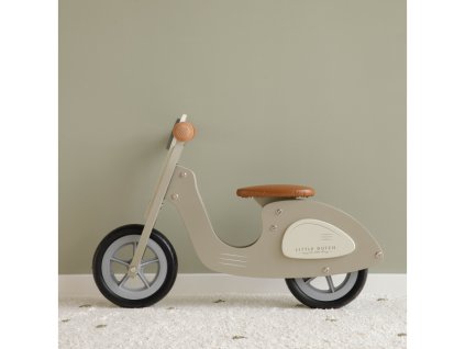 Detské drevené odrážadlo Little Dutch Skúter Olive – bočný pohľad v interiéri