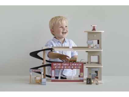 Dieťa sa hrá s drevenou vláčikovou dráhou Little Dutch s viacposchodovou garážou