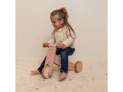 dieťa jazdí na drevenom odrážadle Little Dutch trojkolka pink