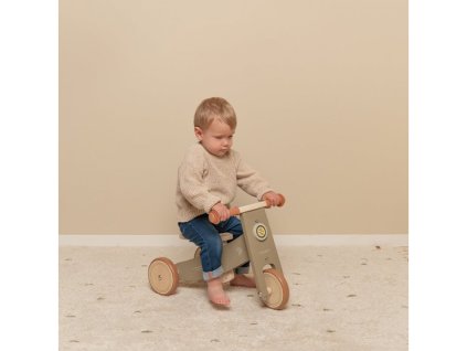 Dieťa jazdiace na drevenom odrážadle trojkolke Little Dutch v olivovej farbe