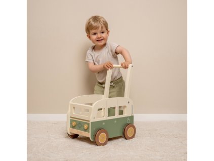 Drevené chodítko Little Dutch v tvare karavanu, dieťa sa oň opiera pri chôdzi