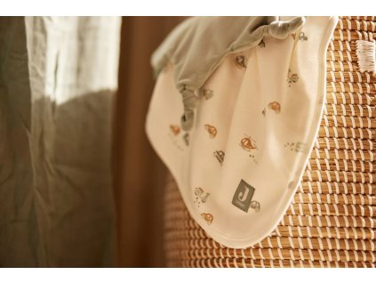 Detská džersejová deka Jollein s jemným vzorom dopravných prostriedkov v neutrálnych farbách