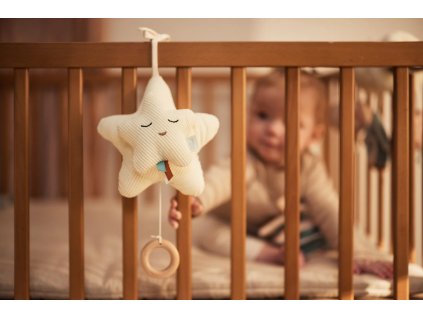 Hudobný prívesok Hviezda Ivory – zavesený na detskej postieľke pri spánku