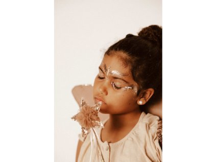 dievčatko s čarovnou paličkou MRS. ERTHA Glitter Butterfly ako rozprávková víla