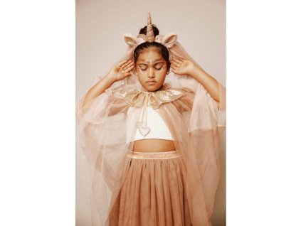 Dievčenská čelenka so závojom Little Unicorn MRS. ERTHA na dieťati