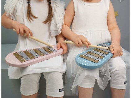 Deti hrajú na drevený xylofón Jabadabado