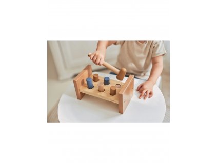 Dieťa sa hrá s drevenou zatĺkačkou Jollein v modrých odtieňoch